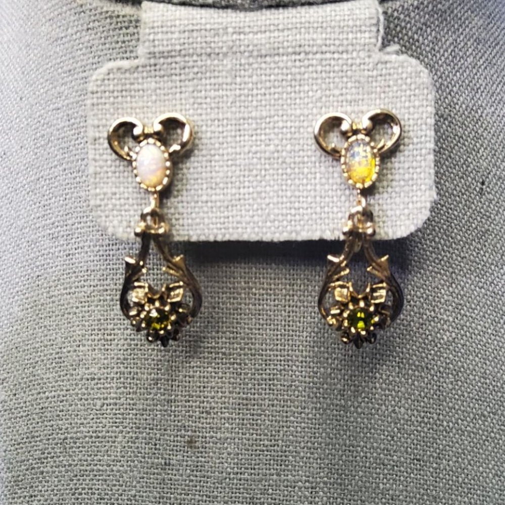 Vintage Sarah Coventry Contessa Peridot Gold Tone Clip on Drop Earrings